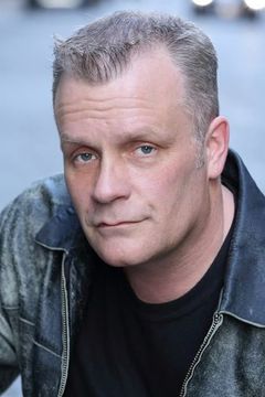 Kevin C. Carr interpreta Acrobatic Elf