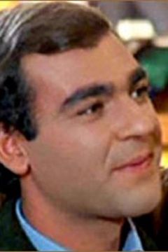 Marco Urbinati interpreta il surfista