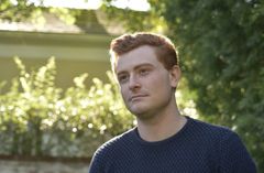 Owen Daniels interpreta Obnoxious Ice Skater (uncredited)