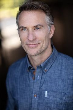 David Whiteley interpreta M16 Man