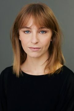 Molly Curnow interpreta Dana