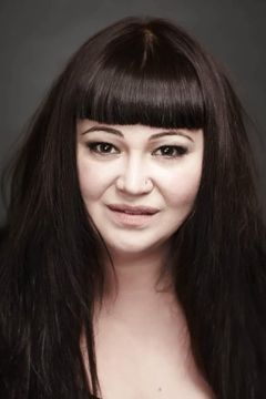 Katrina Milosevic interpreta Rebecca