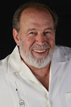 Dennis Nicomede interpreta Businessman