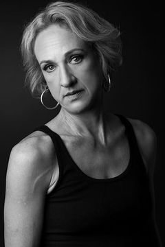 Hannah Lowther interpreta Agetha van der Molen