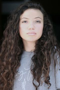 Isabela Costine interpreta Constance