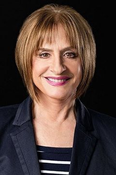 Patti LuPone interpreta Joan Ramsey / Kathy Pizazz