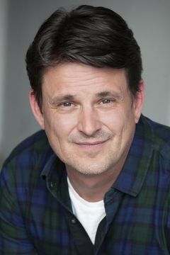 Matthew Smith interpreta Mr. Steinberg