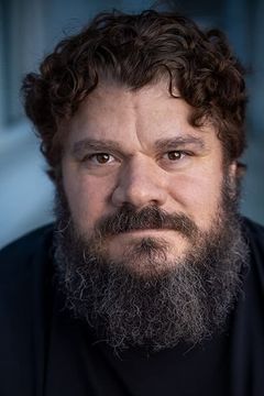 Jason Burkart interpreta Claude Dubois