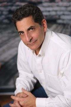 Robert DiDonato interpreta Edward Guinan
