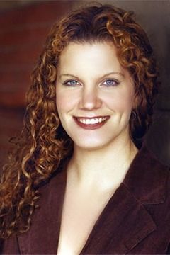 Kris Lundberg interpreta Stacey Moore