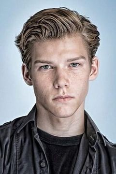 Julian Cullen interpreta Private Frank Topp