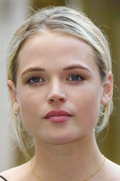 Gabriella Wilde interpreta Raquel