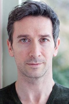 Tristan Sturrock interpreta Danny Steel
