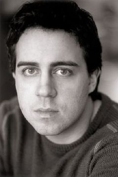 Josh Cohen interpreta Junior Agent
