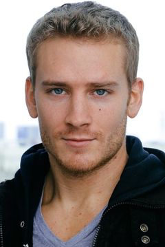 Nicholas James interpreta Chester