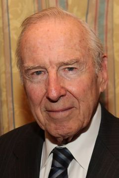 Jim Lovell interpreta Captain of USS Iwo Jima