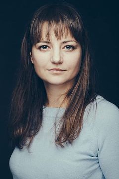 Laura Bro interpreta Fru Petri