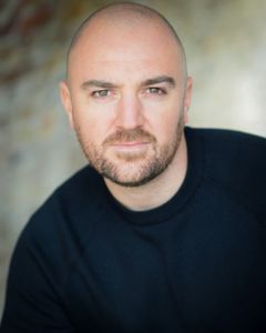 Nick Julian interpreta Caterer