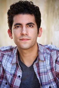 Nick Pilla interpreta Young Agent Simmons