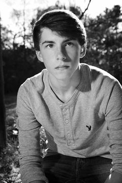 Gage Lawson interpreta Teen at School