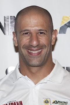 Tony Kanaan interpreta Race Car Driver