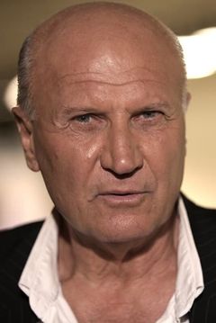 Jean Corso interpreta Gavin (Captain-Fair Lady Yacht)
