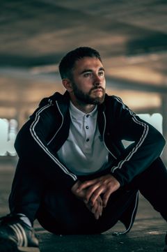 Rian Gordon interpreta Brandon