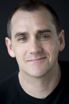 Ian Hughes interpreta Dr. Ben Matthews