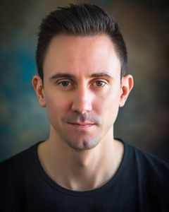 Kyle T. Cowan interpreta Lyle