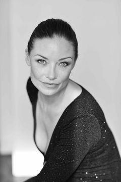 Carolina Carlsson interpreta Hostess
