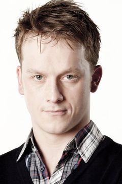 Jolyon Coy interpreta Young Maurice