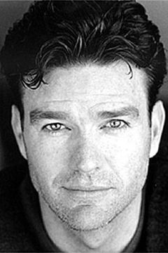 Kevin Neil McCready interpreta Agent Paul Rhodes