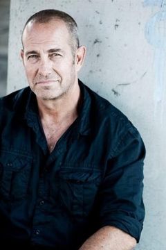 Martin Sacks interpreta John Drake