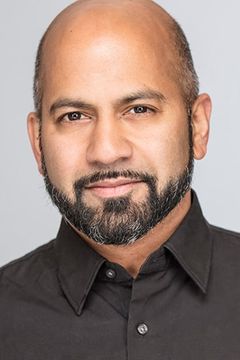 Ajay Naidu interpreta Perfume Expert