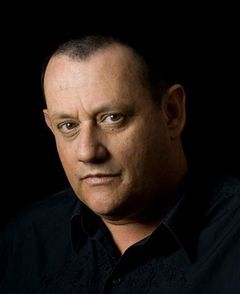Adam Morgan interpreta Large Man / Bodyguard