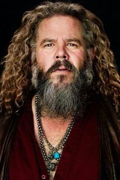 Mark Boone Junior interpreta Benson Drummond