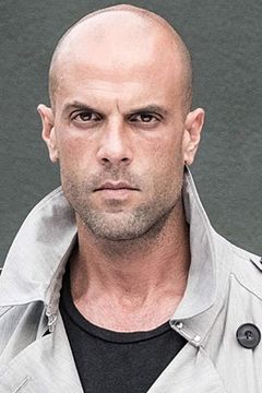Christian George interpreta Belsher
