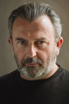 Nigel O'Neill interpreta Mr. Deben