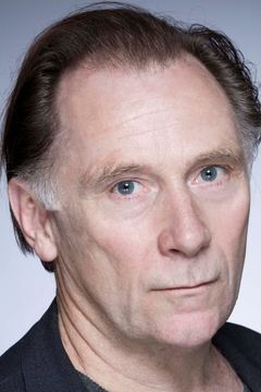 Danny Webb interpreta Captain Haans