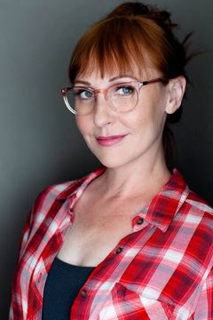 Kathy Searle interpreta Cool Mom