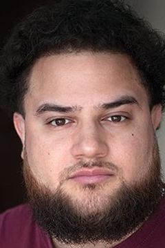 Jesse Sherman interpreta Kevin