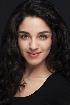 Begüm Akkaya interpreta Gülistan