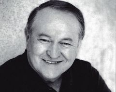 Gerald F. Gough interpreta Store Manager