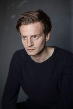 Andrew Gower interpreta Caligua