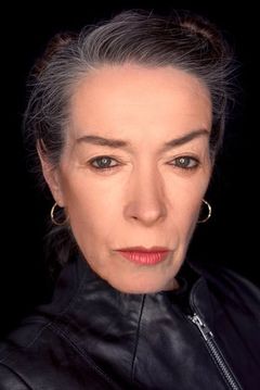 Adrienne Pearce interpreta Mac
