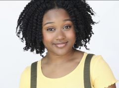 Haley Powell interpreta Slave Girl (uncredited)