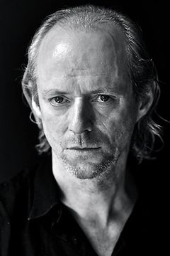 Ned Dennehy interpreta Riktor