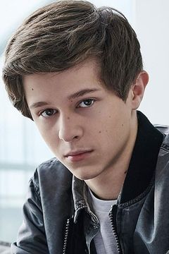 Graham Verchere interpreta Elliot Hopkins
