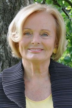 Ruth-Maria Kubitschek interpreta Dorothea von Siethoff