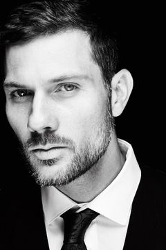 Gino Anthony Pesi interpreta James Nava